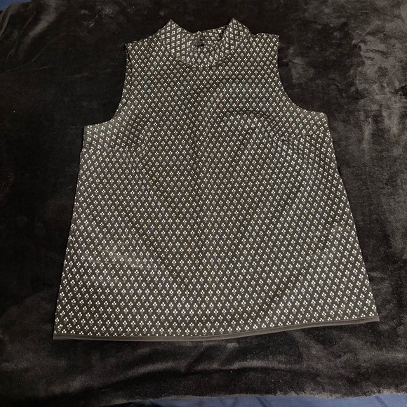 Banana Republic Black and Gold Patterned Mock Neck Shell Sleeveless Top SZ M - Picture 3 of 9